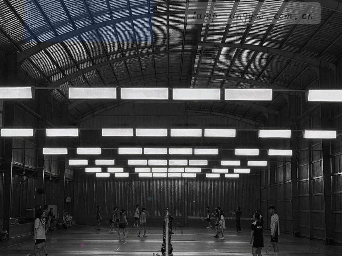 夜间城市路口的路牌被灯光照亮一角，近处是湿润路面的反光